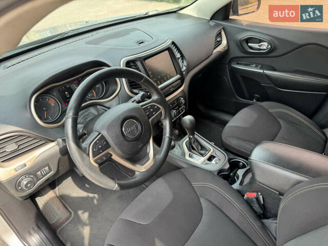 Сірий Джип Cherokee, об'ємом двигуна 2.36 л та пробігом 158 тис. км за 14200 $, фото 22 на Automoto.ua