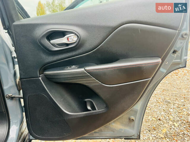 Серый Джип Чероки, объемом двигателя 2.36 л и пробегом 169 тыс. км за 12600 $, фото 17 на Automoto.ua