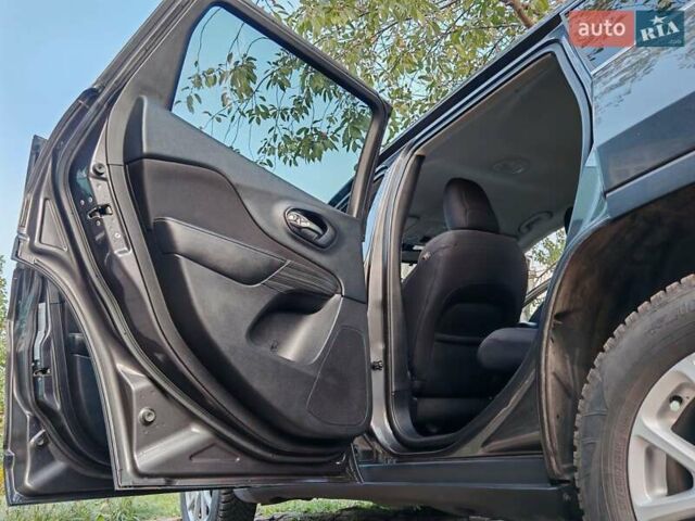 Сірий Джип Cherokee, об'ємом двигуна 3.24 л та пробігом 146 тис. км за 16000 $, фото 12 на Automoto.ua