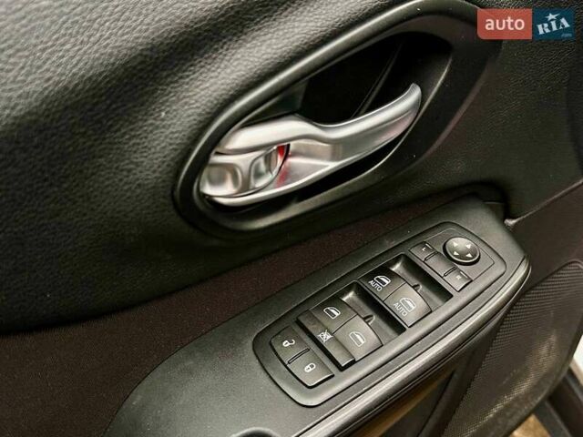 Серый Джип Чероки, объемом двигателя 2.36 л и пробегом 122 тыс. км за 15200 $, фото 12 на Automoto.ua