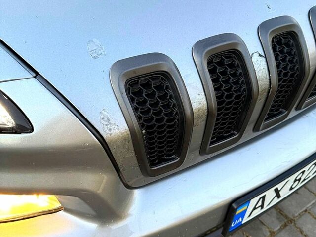 Сірий Джип Cherokee, об'ємом двигуна 2.4 л та пробігом 270 тис. км за 14000 $, фото 7 на Automoto.ua