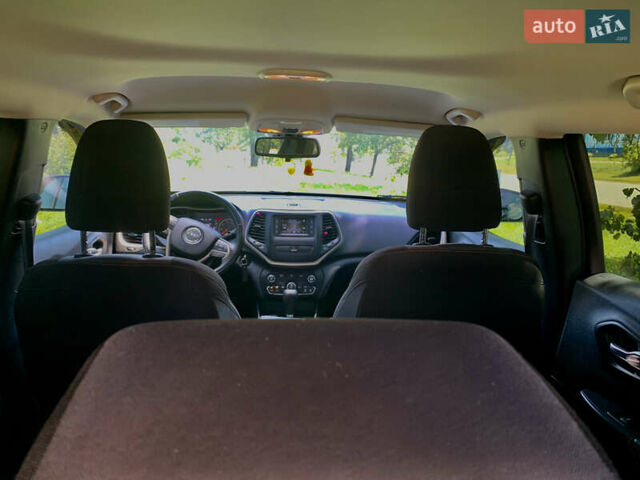 Серый Джип Чероки, объемом двигателя 2.4 л и пробегом 230 тыс. км за 12400 $, фото 2 на Automoto.ua