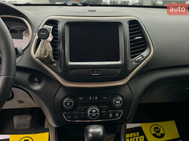 Серый Джип Чероки, объемом двигателя 3.24 л и пробегом 243 тыс. км за 12900 $, фото 12 на Automoto.ua