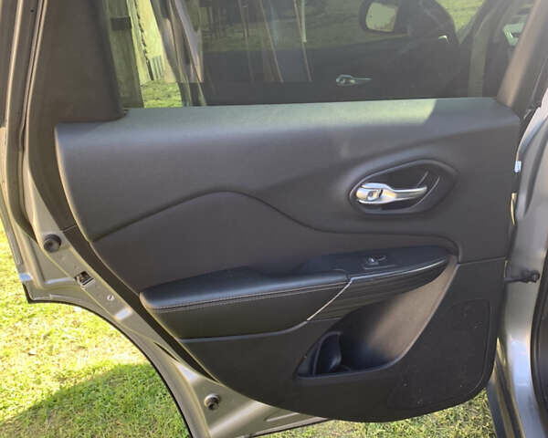 Серый Джип Чероки, объемом двигателя 2.4 л и пробегом 230 тыс. км за 12400 $, фото 16 на Automoto.ua