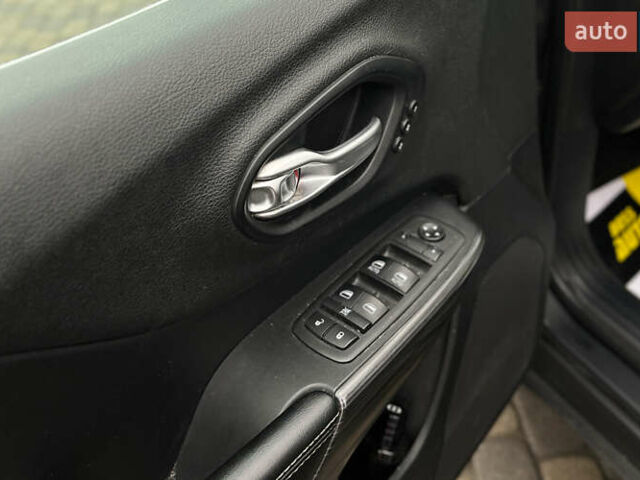 Серый Джип Чероки, объемом двигателя 3.24 л и пробегом 243 тыс. км за 12900 $, фото 19 на Automoto.ua