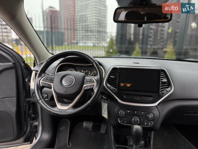 Сірий Джип Cherokee, об'ємом двигуна 2.36 л та пробігом 190 тис. км за 12000 $, фото 20 на Automoto.ua