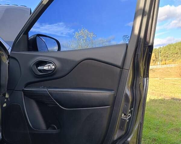 Сірий Джип Cherokee, об'ємом двигуна 2.36 л та пробігом 230 тис. км за 14200 $, фото 32 на Automoto.ua