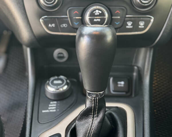 Джип Cherokee 2015 у Вінниці на Automoto.ua Сірий Джип Cherokee, об'ємом двигуна 3.24 л та пробігом 195 тис. км за 14500 $, фото 7 на Automoto.ua