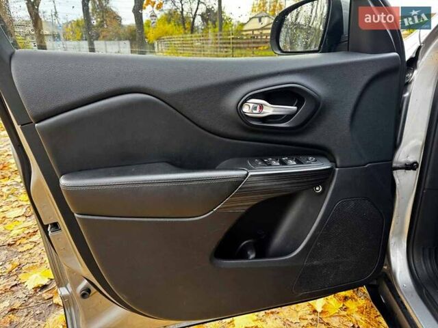 Сірий Джип Cherokee, об'ємом двигуна 3.2 л та пробігом 224 тис. км за 12290 $, фото 11 на Automoto.ua