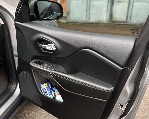 Серый Джип Чероки, объемом двигателя 3.24 л и пробегом 195 тыс. км за 14800 $, фото 17 на Automoto.ua