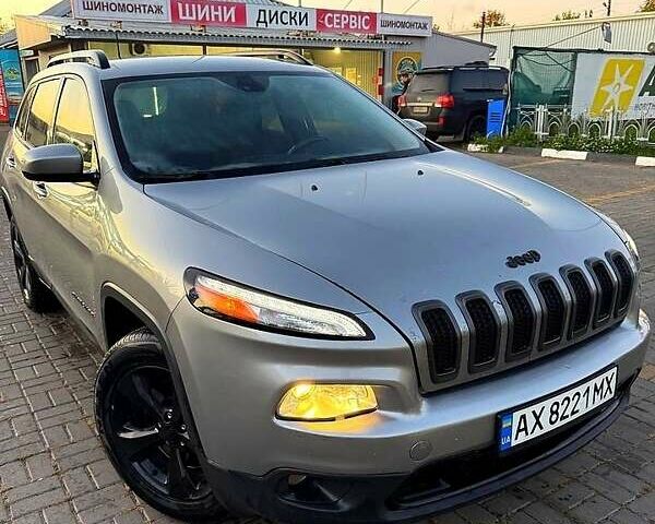 Серый Джип Чероки, объемом двигателя 2.4 л и пробегом 270 тыс. км за 14000 $, фото 2 на Automoto.ua