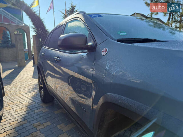 Сірий Джип Cherokee, об'ємом двигуна 3.24 л та пробігом 190 тис. км за 18000 $, фото 5 на Automoto.ua