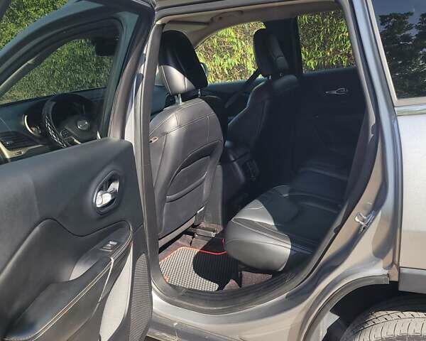 Сірий Джип Cherokee, об'ємом двигуна 2.36 л та пробігом 133 тис. км за 15000 $, фото 1 на Automoto.ua