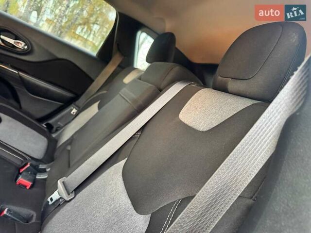 Джип Cherokee 2015 у Ахтырке на Automoto.ua Сірий Джип Cherokee, об'ємом двигуна 2.4 л та пробігом 145 тис. км за 11850 $, фото 31 на Automoto.ua