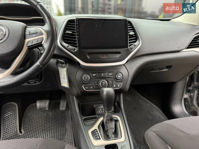 Сірий Джип Cherokee, об'ємом двигуна 2.36 л та пробігом 190 тис. км за 12000 $, фото 24 на Automoto.ua