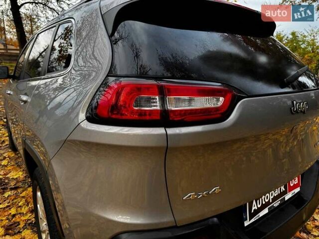 Сірий Джип Cherokee, об'ємом двигуна 3.2 л та пробігом 224 тис. км за 12290 $, фото 8 на Automoto.ua