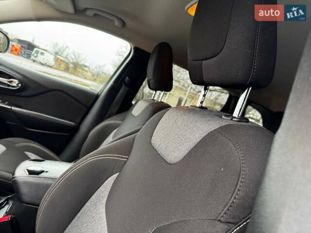 Сірий Джип Cherokee, об'ємом двигуна 2.36 л та пробігом 140 тис. км за 11852 $, фото 22 на Automoto.ua