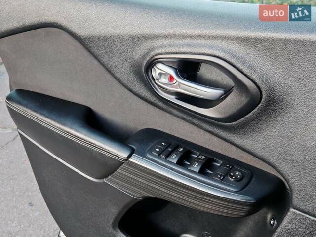Сірий Джип Cherokee, об'ємом двигуна 3.24 л та пробігом 146 тис. км за 16000 $, фото 19 на Automoto.ua