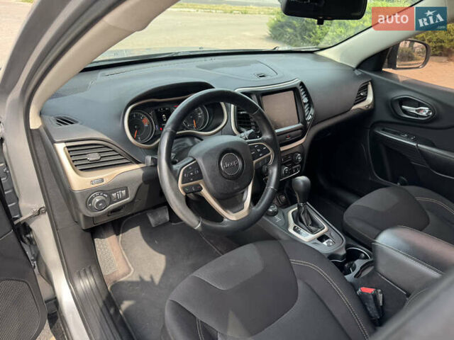 Сірий Джип Cherokee, об'ємом двигуна 2.36 л та пробігом 158 тис. км за 14200 $, фото 17 на Automoto.ua