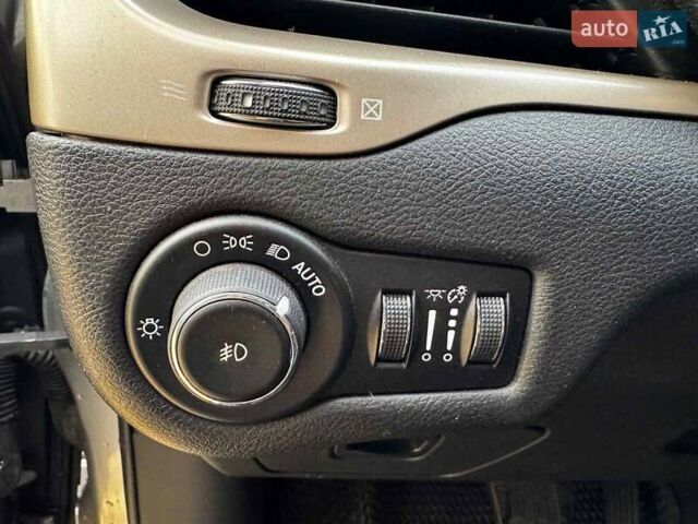 Сірий Джип Cherokee, об'ємом двигуна 3.2 л та пробігом 224 тис. км за 12290 $, фото 12 на Automoto.ua