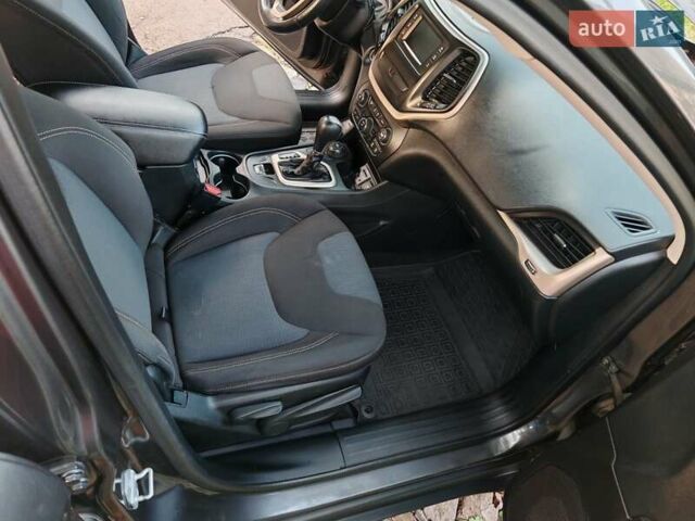 Сірий Джип Cherokee, об'ємом двигуна 3.24 л та пробігом 146 тис. км за 16000 $, фото 27 на Automoto.ua