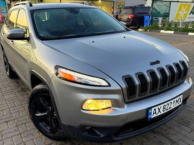Сірий Джип Cherokee, об'ємом двигуна 2.4 л та пробігом 270 тис. км за 14000 $, фото 3 на Automoto.ua