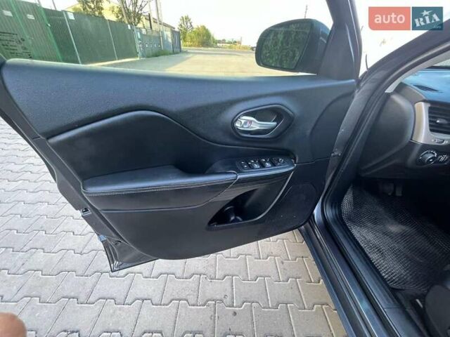 Серый Джип Чероки, объемом двигателя 2.36 л и пробегом 186 тыс. км за 15700 $, фото 85 на Automoto.ua