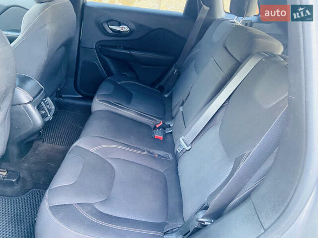 Сірий Джип Cherokee, об'ємом двигуна 2.36 л та пробігом 122 тис. км за 11800 $, фото 14 на Automoto.ua