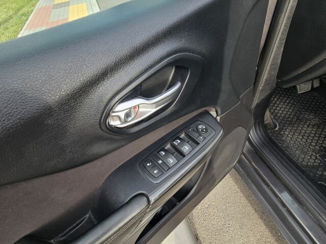 Серый Джип Чероки, объемом двигателя 3.2 л и пробегом 177 тыс. км за 11000 $, фото 10 на Automoto.ua