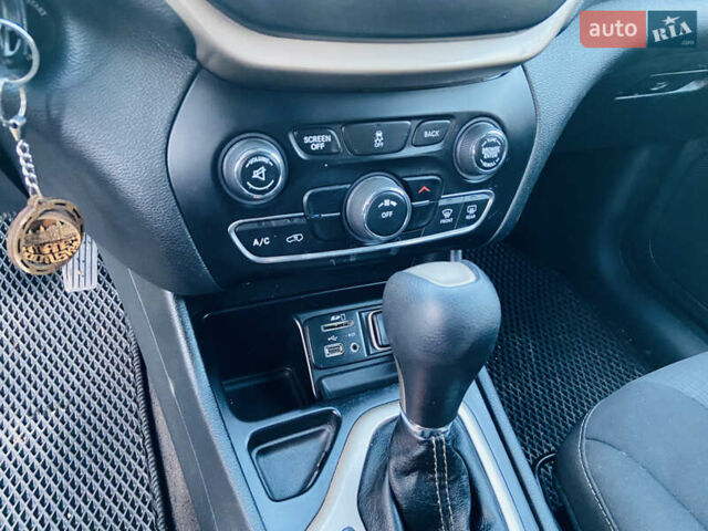 Сірий Джип Cherokee, об'ємом двигуна 2.36 л та пробігом 122 тис. км за 11800 $, фото 21 на Automoto.ua