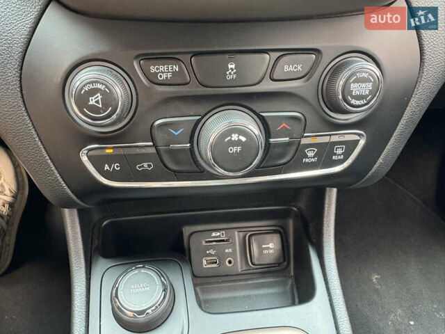 Сірий Джип Cherokee, об'ємом двигуна 2.36 л та пробігом 158 тис. км за 14200 $, фото 12 на Automoto.ua