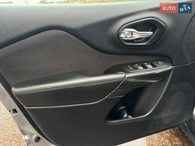 Сірий Джип Cherokee, об'ємом двигуна 2.36 л та пробігом 140 тис. км за 11852 $, фото 19 на Automoto.ua