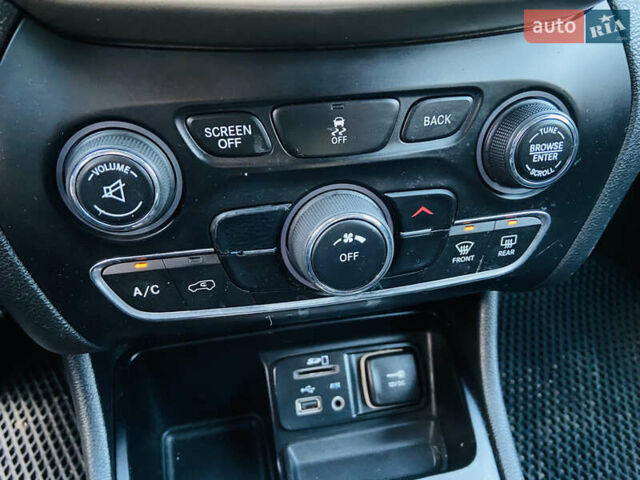 Сірий Джип Cherokee, об'ємом двигуна 2.36 л та пробігом 122 тис. км за 11800 $, фото 23 на Automoto.ua