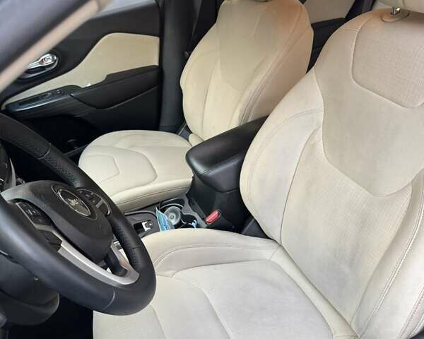 Серый Джип Чероки, объемом двигателя 2.4 л и пробегом 198 тыс. км за 14000 $, фото 4 на Automoto.ua