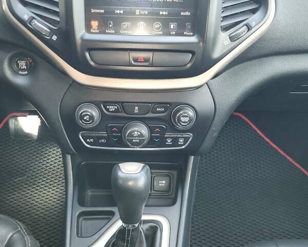 Сірий Джип Cherokee, об'ємом двигуна 2.36 л та пробігом 133 тис. км за 15000 $, фото 9 на Automoto.ua