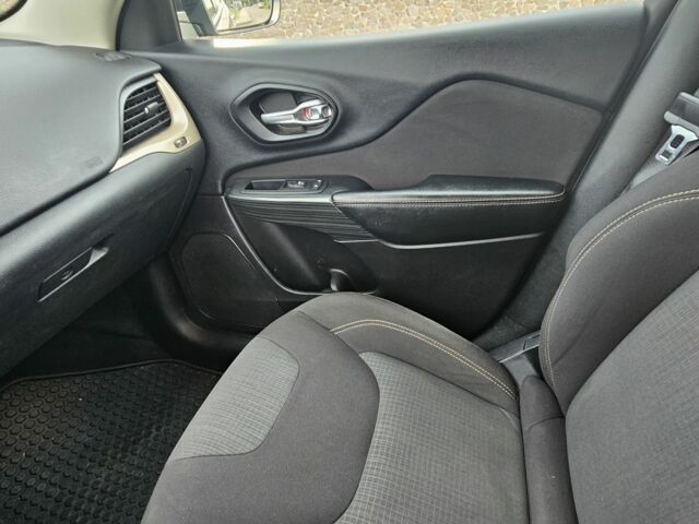 Серый Джип Чероки, объемом двигателя 3.2 л и пробегом 177 тыс. км за 11000 $, фото 13 на Automoto.ua