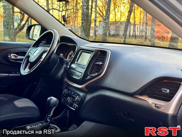 Джип Cherokee 2015 у Ахтырке на Automoto.ua Сірий Джип Cherokee, об'ємом двигуна 2.4 л та пробігом 150 тис. км за 11850 $, фото 8 на Automoto.ua