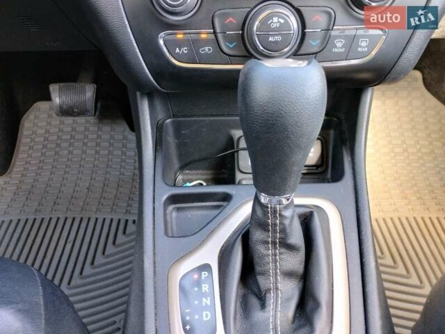 Серый Джип Чероки, объемом двигателя 2.36 л и пробегом 132 тыс. км за 12100 $, фото 7 на Automoto.ua