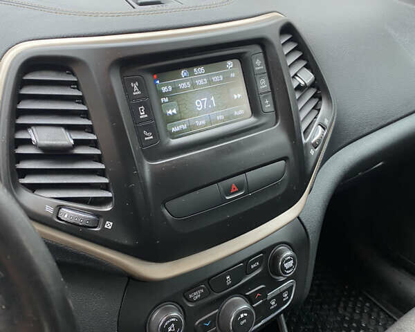 Сірий Джип Cherokee, об'ємом двигуна 2.36 л та пробігом 265 тис. км за 11700 $, фото 5 на Automoto.ua