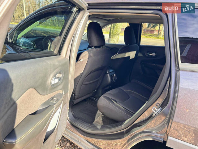 Сірий Джип Cherokee, об'ємом двигуна 2.36 л та пробігом 146 тис. км за 14500 $, фото 16 на Automoto.ua