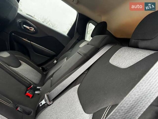 Сірий Джип Cherokee, об'ємом двигуна 2.36 л та пробігом 140 тис. км за 11852 $, фото 32 на Automoto.ua