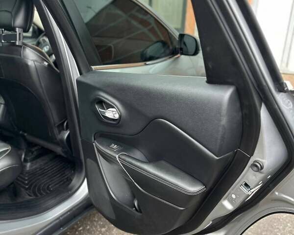 Серый Джип Чероки, объемом двигателя 3.24 л и пробегом 195 тыс. км за 14800 $, фото 23 на Automoto.ua