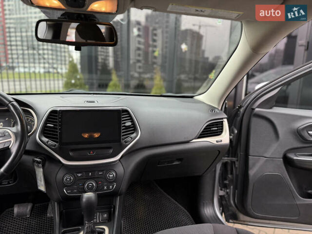 Сірий Джип Cherokee, об'ємом двигуна 2.36 л та пробігом 190 тис. км за 12000 $, фото 21 на Automoto.ua