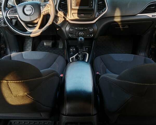 Сірий Джип Cherokee, об'ємом двигуна 3.24 л та пробігом 146 тис. км за 16000 $, фото 24 на Automoto.ua