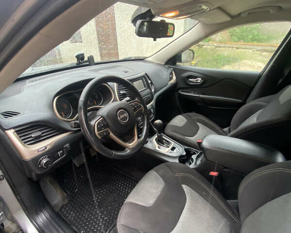Сірий Джип Cherokee, об'ємом двигуна 2.36 л та пробігом 265 тис. км за 11700 $, фото 7 на Automoto.ua