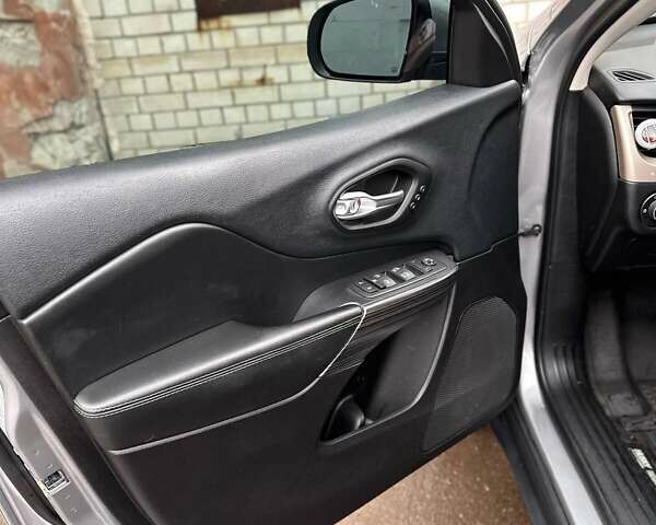 Серый Джип Чероки, объемом двигателя 3.24 л и пробегом 195 тыс. км за 14800 $, фото 9 на Automoto.ua