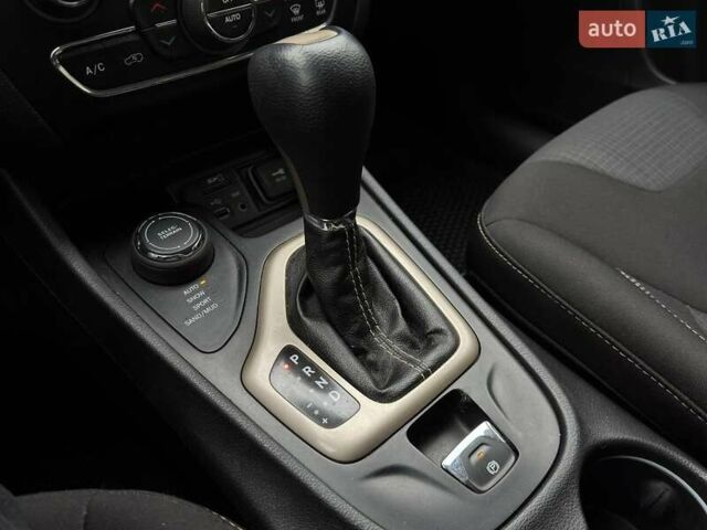 Серый Джип Чероки, объемом двигателя 3.24 л и пробегом 172 тыс. км за 11900 $, фото 10 на Automoto.ua