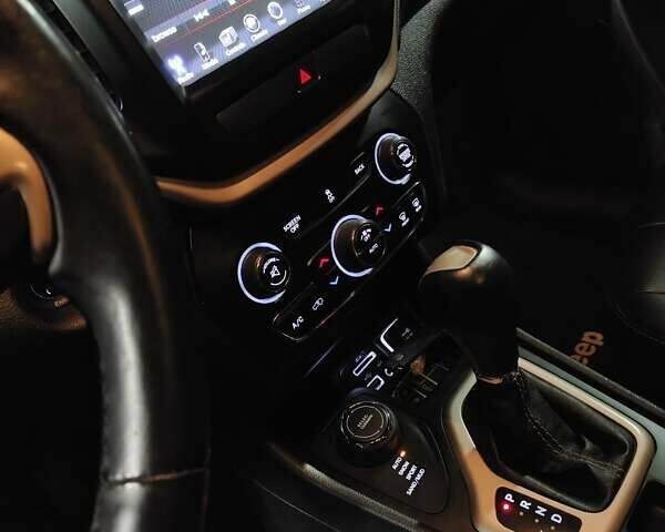 Серый Джип Чероки, объемом двигателя 2.36 л и пробегом 182 тыс. км за 15600 $, фото 1 на Automoto.ua