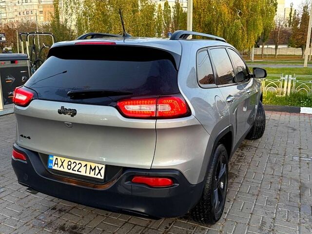 Сірий Джип Cherokee, об'ємом двигуна 2.4 л та пробігом 270 тис. км за 14000 $, фото 4 на Automoto.ua