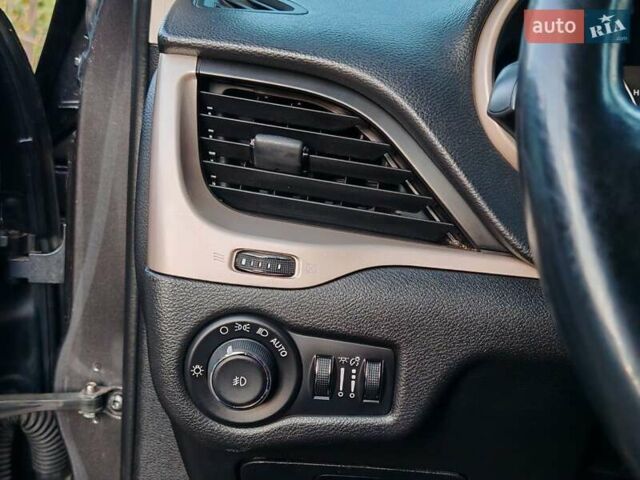 Сірий Джип Cherokee, об'ємом двигуна 3.24 л та пробігом 146 тис. км за 16000 $, фото 20 на Automoto.ua